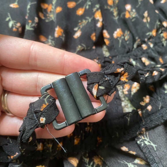 Floral Open Back Romper - Picture 4 of 5